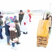 Ертостик и дети спасли снеговика от Бабы Яги.