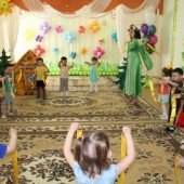 Дети танцуют с Весной танец 