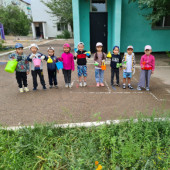 Дети старшей группы на прогулке ухаживали за растениями, поливали цветы.