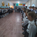 В начальной школе линейка «Тіл тағдыры - ел тағдыры», «Язык - судьба народа» началась с приветствия на разных языках.