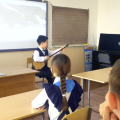 Ученик 5 класса  Кульчуков Алим познакомил своих одноклассников  с творчеством  казахских народных музыкантов - кюйши  Құрманғазы Сағырбайұлы и Даулеткерея.