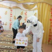 Собачка внимательно изучает плакат