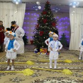 Снеговики весело танцуют