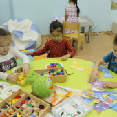 Кипит работа в кабинете Монтессори
