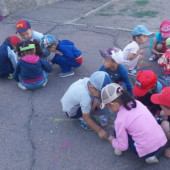17 августа в нашем детском саду прошёл «Конкурс рисунков на асфальте».              В конкурсе принимали участие все, кто любит рисовать. Для этого они использовали яркие мелки и настроение было у всех очень радостное и солнечное. Цветные мелки помогли де