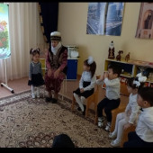 The children of the older groups came to visit their grandmother and guessed proverbs and sayings