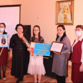 ЕҢ ҮЗДІК ОҚИТЫН, ХАЛЫҚАРАЛЫҚ, РЕСПУБЛИКАЛЫҚ БАЙҚАУЛАРЫНЫҢ ЖЕҢІМПАЗЫ АТАНҒАН ОҚУШЫҒА КҮЛӘШ БАЙСЕИТОВА АТЫНДАҒЫ СЫЙАҚЫ ТАҒАЙЫНДАЛАДЫ. 2021-2022 оқу жылында сыйақыны флейта класының 5-ші сынып оқушысы Адельгожина Амина алды.