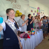 9-сынып оқушыларына аттестаттарды тапсыру рәсімі